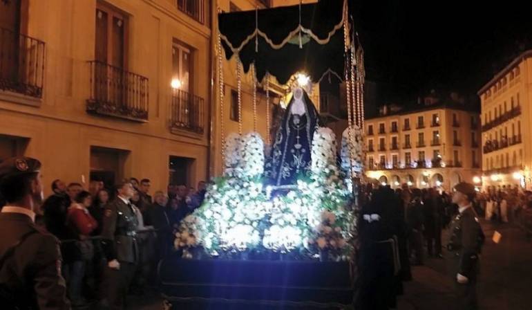 La Procesión de la Soledad Dolorosa llegó a la Catedral acompañada por los vecinos de Santa Eulalia. Segovia al día( 2 de abril de 2015)