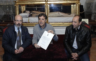 La Junta de Cofradías recaba la adhesión de Pedro Delgado a la petición para obtener la Declaración de Interés Nacional. (EL Adelantado de Segovia 8-XII-2015)