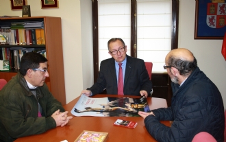 La Junta de Cofradías muestra al delegado de la Junta el cartel de la Semana Santa 2016 (El Adelantado de Segovia 01-03-2016)