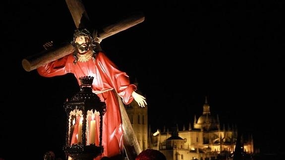 El Vía Crucis de los Maristas abarrota el trayecto entre extramuros y la Plaza Mayor de Segovia (norte de Castilla 25-III-2016)