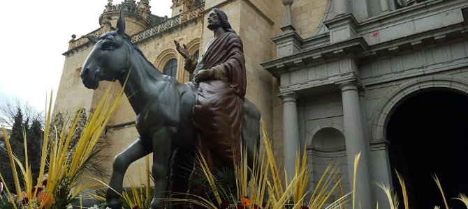 El Paso de Jesús en la Borriquilla, recibido entre palmas, da pie a una Semana Santa con vocación de Interés Nacional (Zoquejo 20-III-2016)