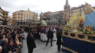 La Procesión  del Resucitado  cierra la Semana Santa segoviana (Norte de Castilla 28-III-2016)