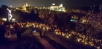 Miles de velas iluminan el camino en el Via Crucis en la Huerta de los Padres Carmelitas￼