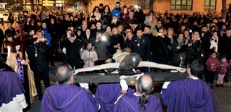 La Semana Santa da sus primeros pasos en la ciudad con el Vía Crucis del Cristo del Mercado (Adelantado de Segovia 26-III-17)