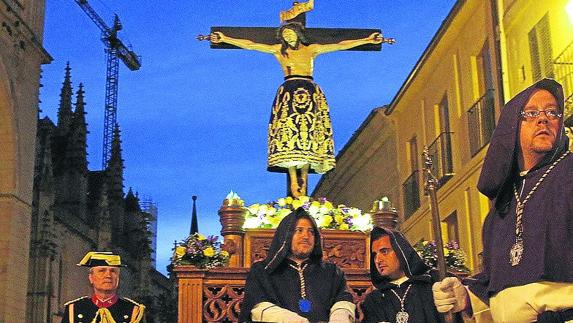 La Cofradía del Cristo celebra esta noche un vía crucis conmemorativo (Norte de Castilla 25-III-2017)