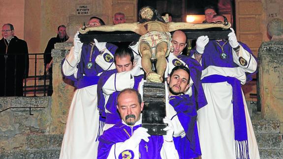 Vía crucis conmemorativo  en el Cristo  Recorrió la calle José Zorrilla (El Norte de Castilla 26-III-2017)