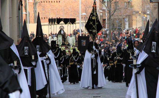 La Dolorosa de Santa Eulalia llega a la Catedral aclamada por la multitud (El Norte de Castilla 30-III-2018