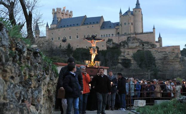 Más de 1.500 velas iluminan el vía crucis más místico en la huerta de los padres carmelitas(El Norte de Castilla 29-III-2018)