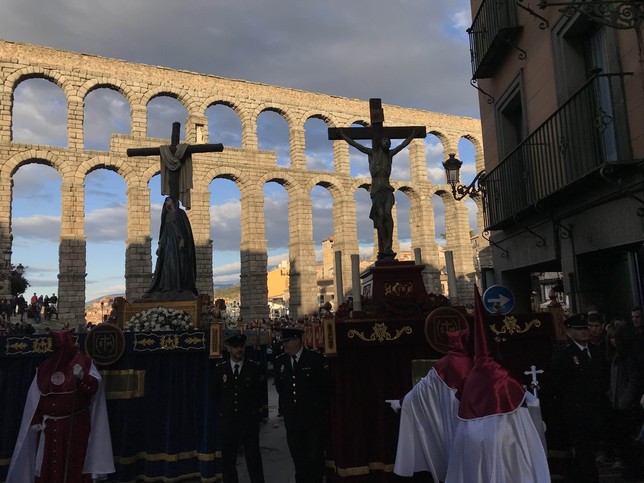 Los pasos trasladados a la Catedral entre miles de personas (El Día de Segovia 29-III-2018)