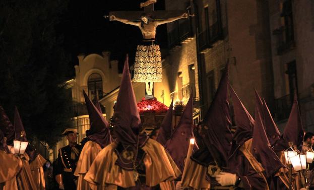 El Santo Cristo de la Cruz, a hombros de los cargadores por cuarto año consecutivo (El Norte de Castilla 30-III-2018)