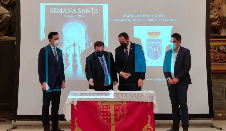 La Junta de Cofradías de Segovia y la Semana Santa de Medina del Campo refrendan su hermanamiento￼