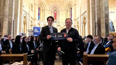 La Junta de Cofradías y siete formaciones cofrades entregan su donativo a Cáritas Diocesana en el Concierto de marchas procesionales