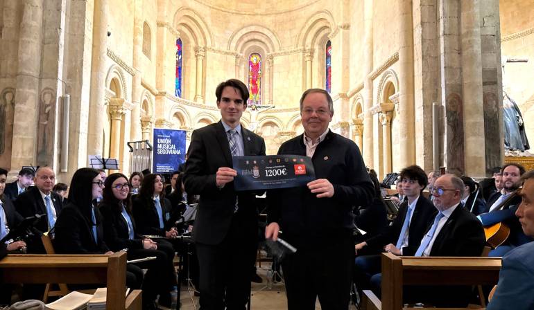 La Junta de Cofradías y siete formaciones cofrades entregan su donativo a Cáritas Diocesana en el Concierto de marchas procesionales